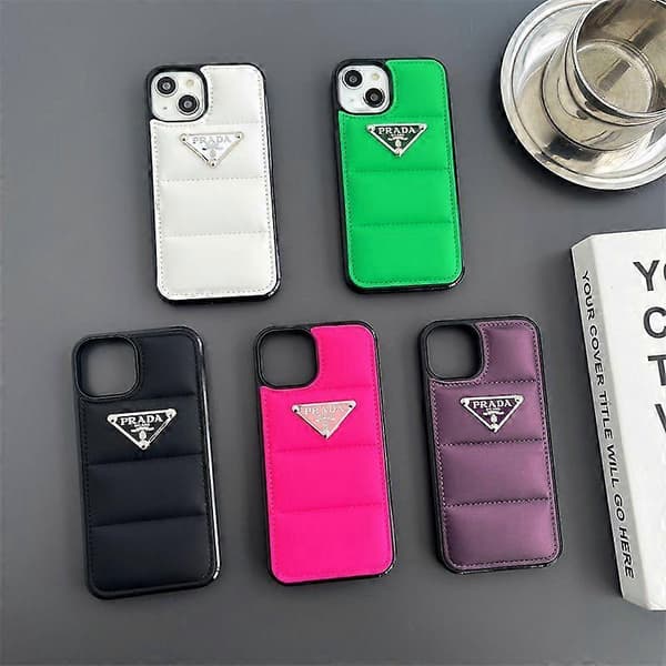 Trendigt varumärke metallogo iPhone-fodral, dunjacka-stil telefonfodral (vit bakgrund, iPhone 15 Plus)