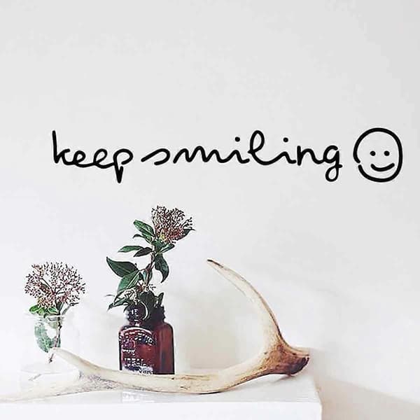 Keep smiling -seinätarra makuuhuoneen sisustukseen