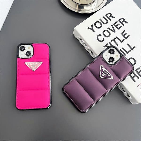 Trendy merkevare metall logo iPhone-deksler, dunjakke-stil telefondeksler (lilla base, iPhone 14 Pro Max)