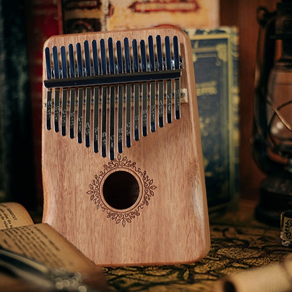 17-tangenters kalimba tommelpiano; stemhammer, fingerdeksler, tangent