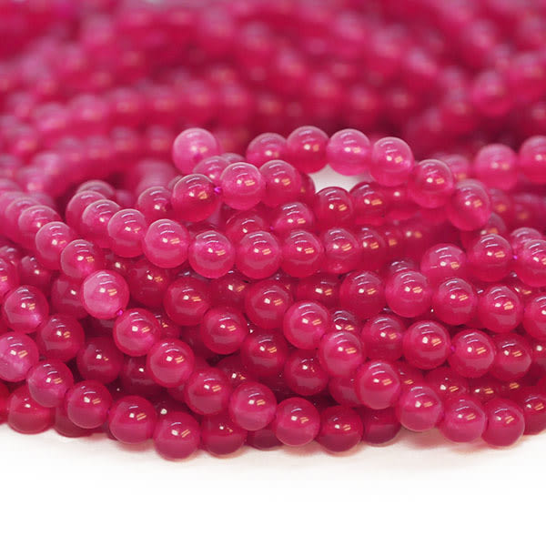 Små runda pärlor av naturlig, tonad "candy jade", ca 3.7mm, mörk rosa