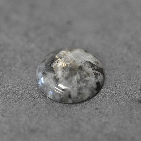 Cabochon, naturlig larvikit/"grå labradorit", ca 20mm rund, 1st