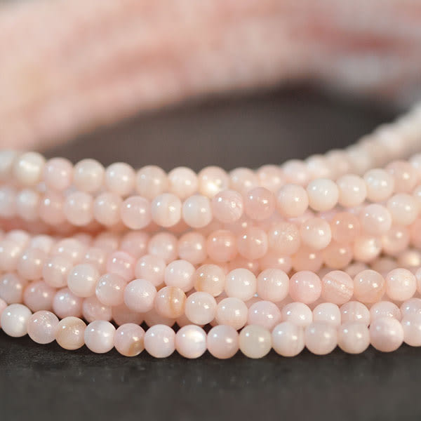 Små runda pärlor av naturlig tonad pärlemor, ca 2.6mm, ljusrosa, rosa