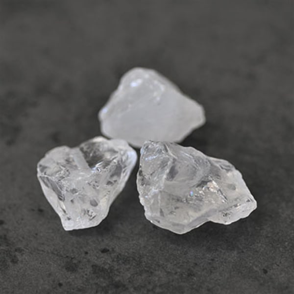 Råa, handknackade bumlingpärlor av naturlig kvarts/bergkristall, vit