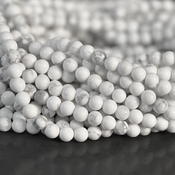 Små runda pärlor av naturlig vit howlit, ca 2,5mm, ca 175st vit