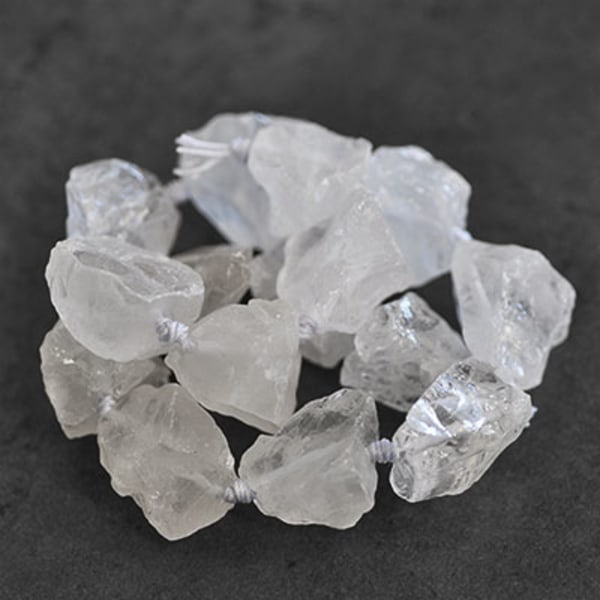 Råa, handknackade bumlingpärlor av naturlig kvarts/bergkristall, vit