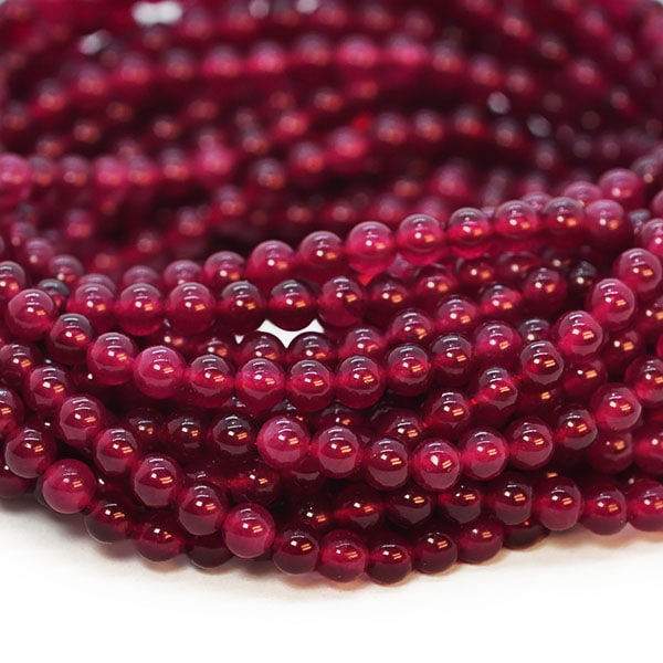 Små runda pärlor av naturlig, tonad "candy jade", ca 3.6mm, fuch röd