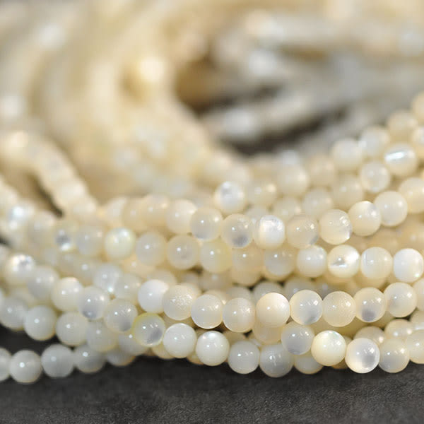 Små runda pärlor av naturlig pärlemor, ca 3.3mm, ca 120st beige
