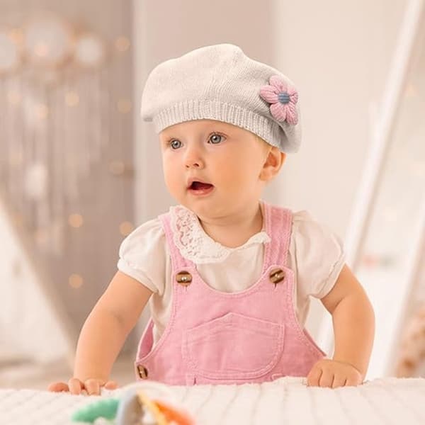 Babyflickors vinterbasker, mjuk akrylstickad med blomdetalj, dagligt bruk, vit, 6-36 månader, 45-50 cm