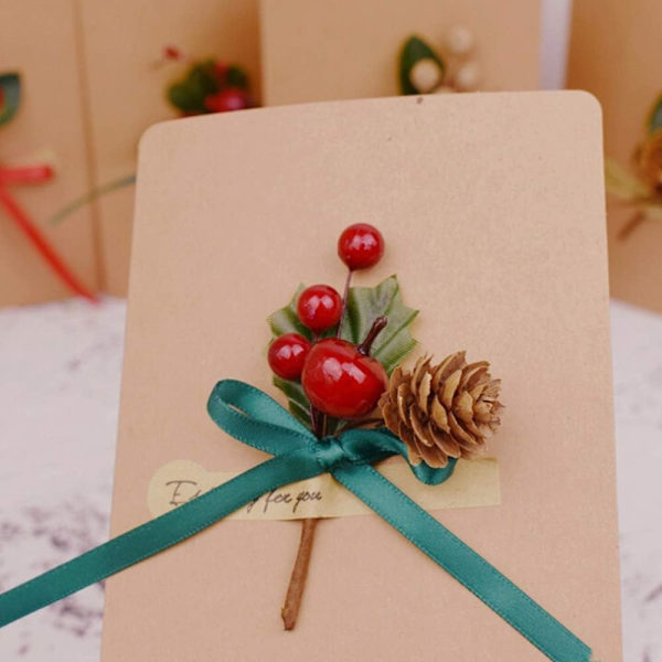 Konstgjorda Tallkvistar, 30 st Julröda Bär Tallkottar Stjälkar, Mini Stimulerande Röda Bärgrenar för Julblomsterarrangemang