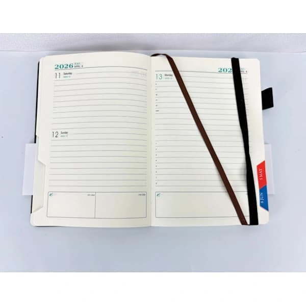 Daglig kalender 2026 - A5 svart linjert notatbok med rem (180 ark)
