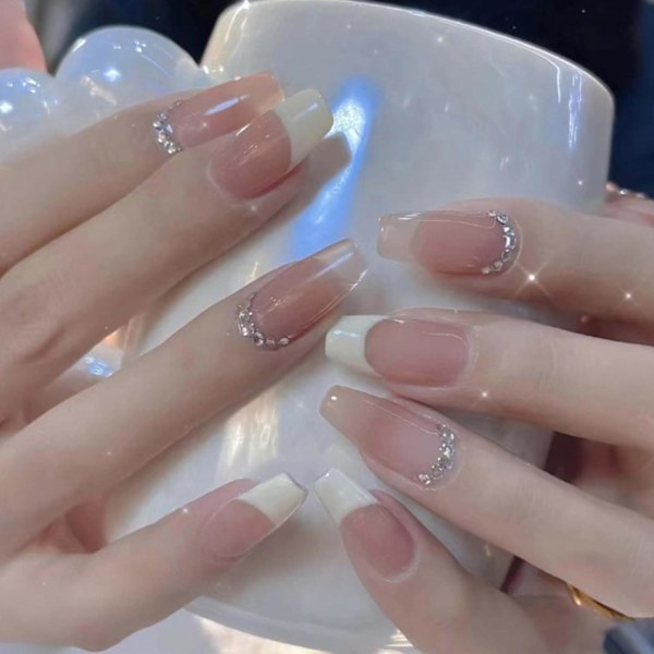 Korta falska naglar kista franska tryck på naglar naken nagelspetsar full täckning söta falska naglar för kvinnor och flickor 24 st