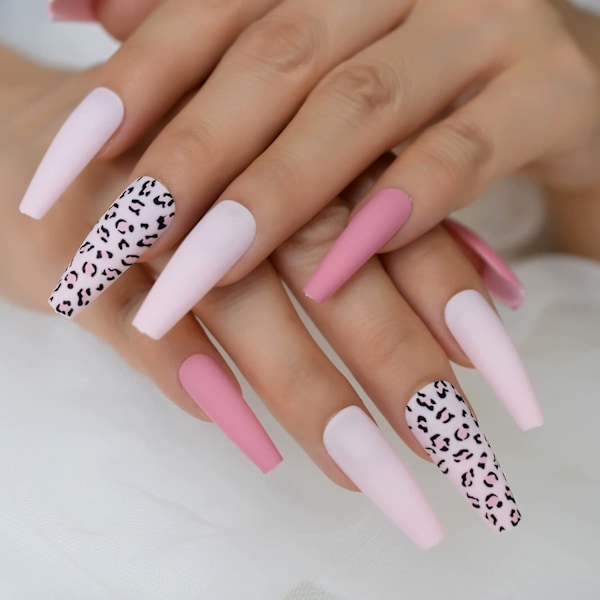 Superlånga Ballerina Falska Naglar Färgade Med Mönster Leopardmönster Matt Falska Rosa Naglar Tryck På Kistformade Kvadratiska Nagelspetsar