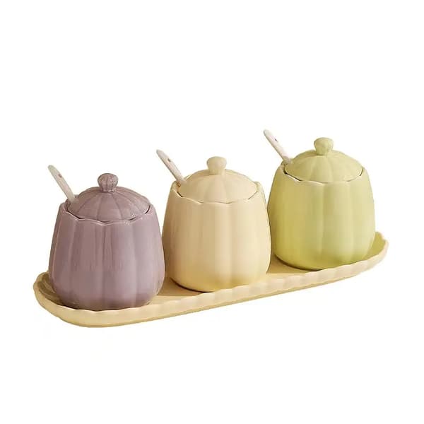 Keraamiset maustepurkit maustesäiliösarja kansilla, lusikoilla ja tarjoilualustalla (pastellivärit) Creamy Set 2