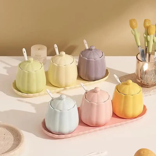 Keramiska kryddburkar, behållare med lock, skedar och serveringsbricka (pastellfärger) Creamy Set 2