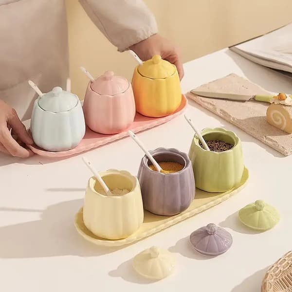 Keraamiset maustepurkit maustesäiliösarja kansilla, lusikoilla ja tarjoilualustalla (pastellivärit) Creamy Set 2