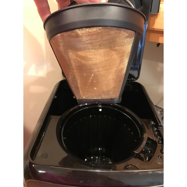 IC Permanent kaffefilter i guldfarvet kaffemaskine