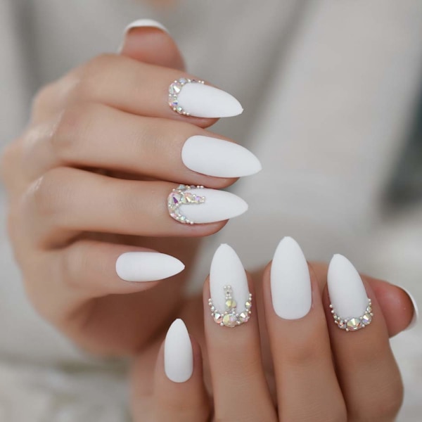 Anpassade matta vita falska naglar handgjorda glittrande strass dekorativa falska naglar stilett designade fingernaglar medium