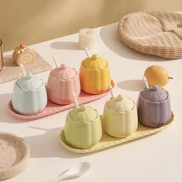 Keramiska kryddburkar, behållare med lock, skedar och serveringsbricka (pastellfärger) Creamy Set 2