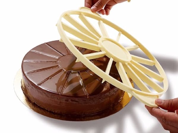 2-pakkaus 10 pyöreää keksileikkuria ja sablonia