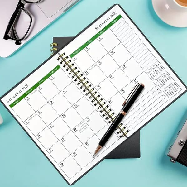 3-årig månedsplanlægger 2026-2028, 36-måneders kalender med spiralindbinding til skole, kontor, arbejde og hjem, sort