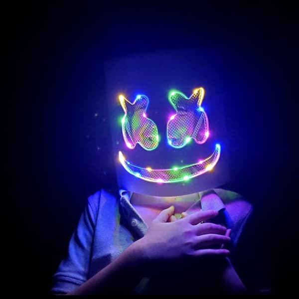 Marshmallow DJ -naamio valaisevalla baari-ilmapiirillä