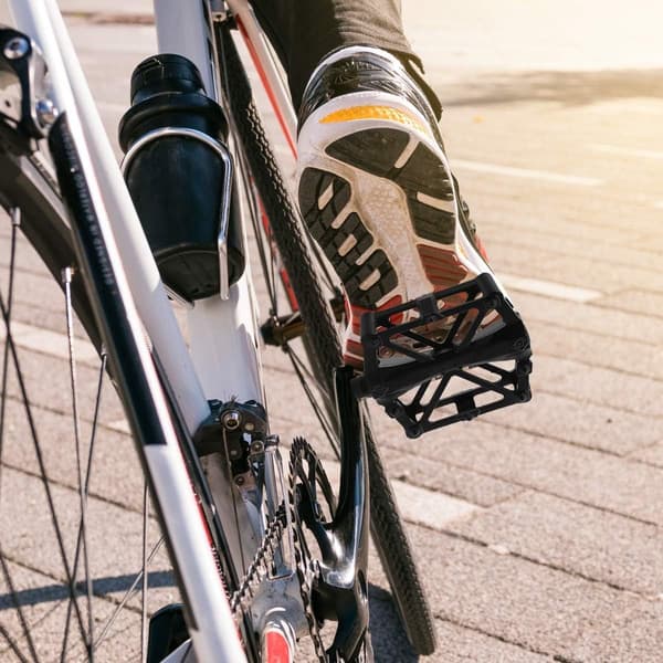 Cykelpedaler, flad platform i aluminiumslegering med 16 skridsikre stifter og forseglede lejer til MTB og elcykler, sort