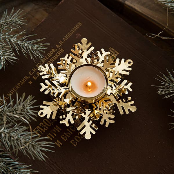 Gullfargede julelysestaker, smijernsdesign med snøfnugg og blader, sett med 2 for festlig borddekor og gaver