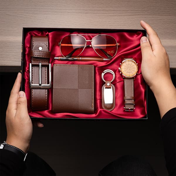 Herrset i 7 delar i brunt (bälte + plånbok + klocka + nyckelring + penna + solglasögon + elegant presentförpackning) brown