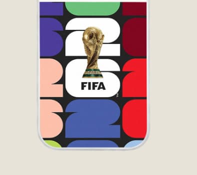 Mjukt fodral med VM-tema för iPhone 16 Plus (silverkanter)