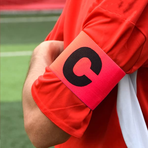 Fodboldanførerbind, justerbart C-formet design til sportstræning og holdspil, elastisk beskyttende armbind med høj elasticitet red