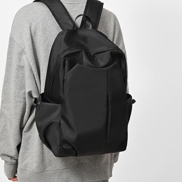 Letvægts nylonrygsæk: Passer til en 13-tommer bærbar computer – perfekt til afslappet pendling black