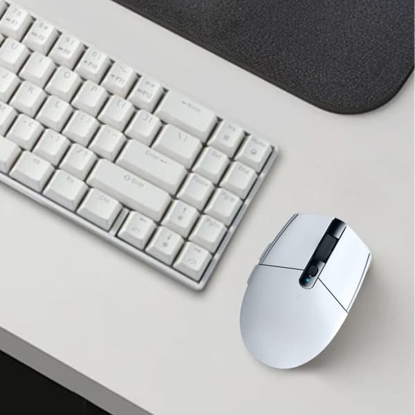 Trådløs gamingmus, Tri-Mode Connectivity USB-C Bluetooth for problemfri skift, ultralet 5600DPI optisk sensor kompakt design med White