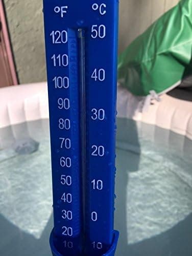 Nedsænkbar pooltermometer, viser vandtemperatur op til 50°C, ideel til pools og spabade, med snor for nem håndtering