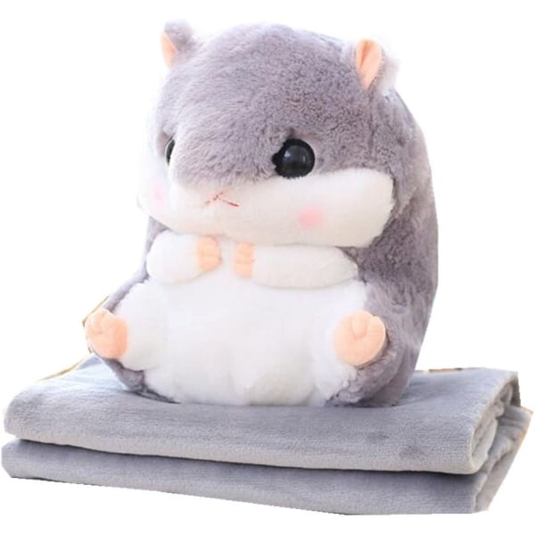 Söt hamster som gömmer en kudde och en mjuk filt inuti