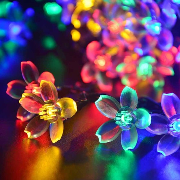 Romantiska solcellsdrivna ljusslingor med älvljus, 50 LED-lampor i blomform för trädgård, balkong, terrass, jul, bröllop, fester, energibesparande