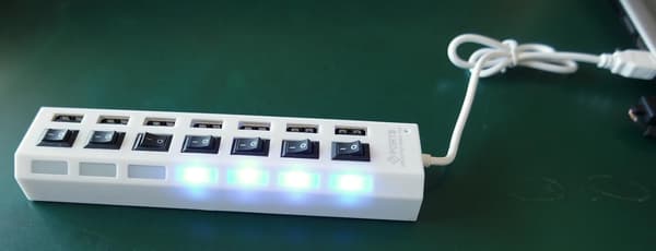 Höghastighets USB 2.0-hubb med 7 USB-portar och blå LED-indikator