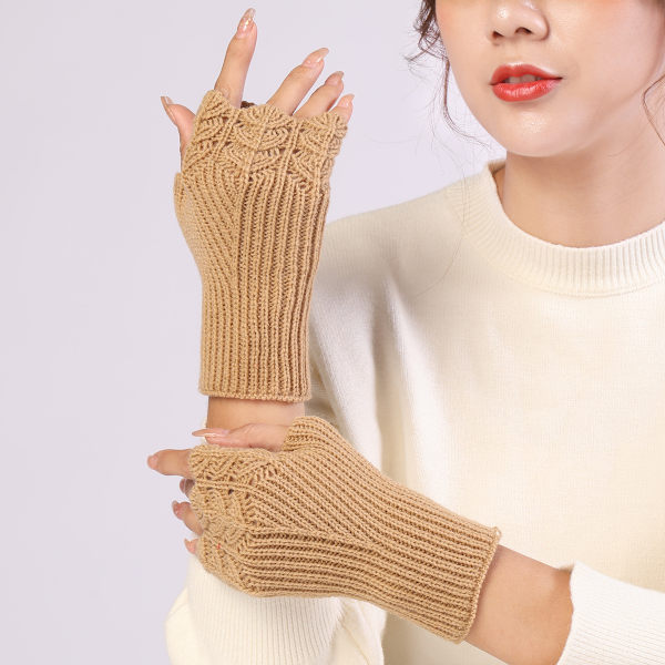 Beige strikkede handsker uldhandsker