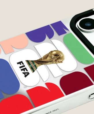 Mjukt fodral med VM-tema för iPhone 15 (silverkanter)