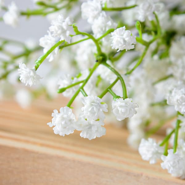 Hvitt 5-delt sett med kunstige blomster og blomster, med pigger