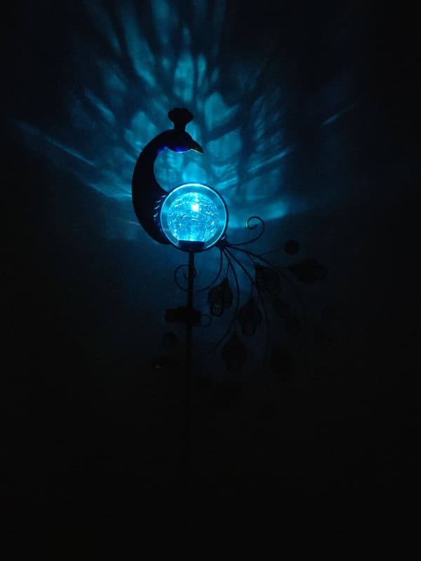 100 cm Trädgårdsstaty av metall, påfågel, solcellsdriven LED-lampa, dekor