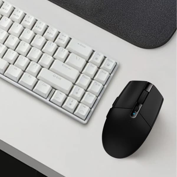 Trådløs gamingmus, Tri-Mode Connectivity USB-C Bluetooth for problemfri skift, ultralet 5600DPI optisk sensor kompakt design med Black
