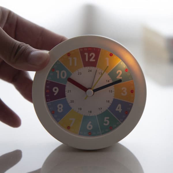 (Off White) Analog vekkerklokke for barn, stille, alarm
