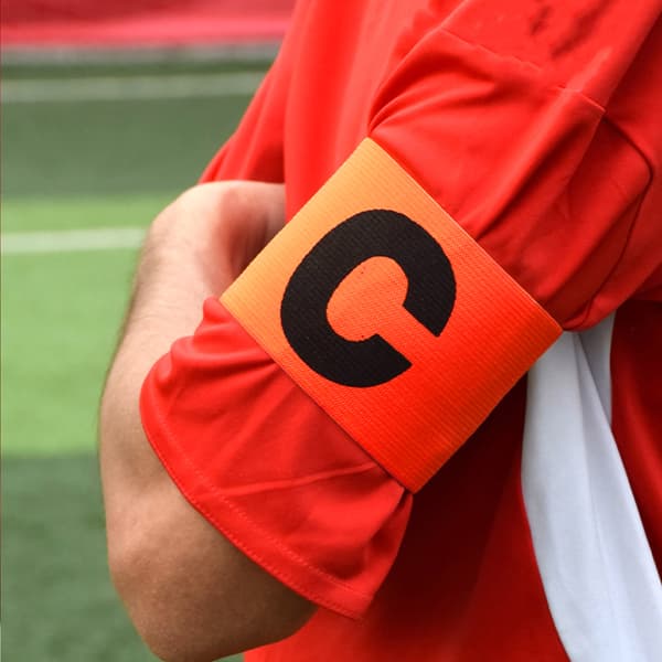 Fodboldanførerbind, justerbart C-formet design til sportstræning og holdspil, elastisk beskyttende armbind med høj elasticitet orange