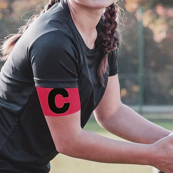 Fodboldanførerbind, justerbart C-formet design til sportstræning og holdspil, elastisk beskyttende armbind med høj elasticitet pink