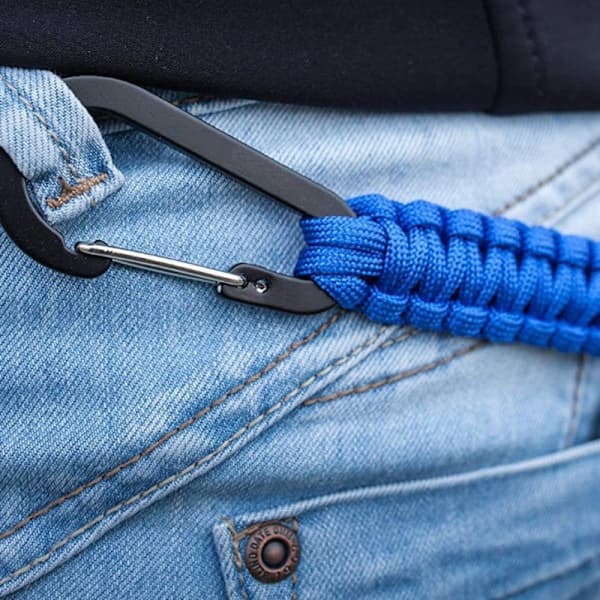 Avaimenperä paracord ulkoiluun karabiinihaalla 2 kpl