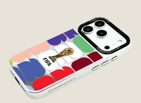 Mjukt fodral med VM-tema för iPhone 15 (silverkanter)