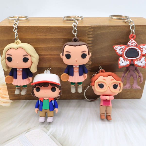 5 stycken \"Stranger Things\" docka tecknad hänge i samma stil