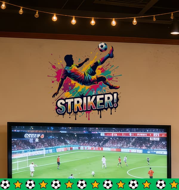 Väggdekal med fotbollsanfallare i akvarellstänkstil \"STRIKER\" för VM