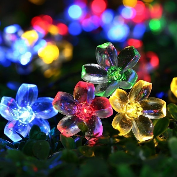 Romantiska solcellsdrivna ljusslingor med älvljus, 50 LED-lampor i blomform för trädgård, balkong, terrass, jul, bröllop, fester, energibesparande